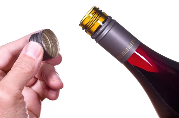 Mở  nắp chai vodka