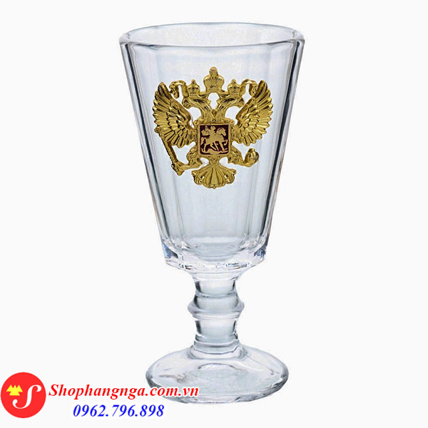 Ly Lafitnik gắn huy hiệu Nga