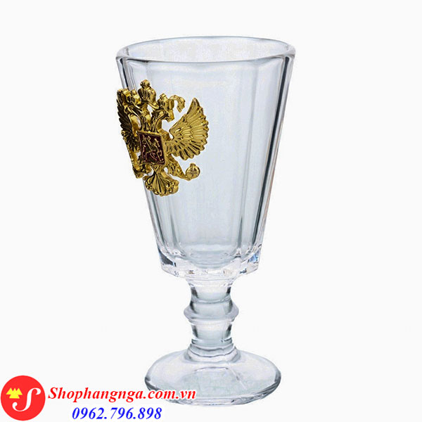 Ly Lafitnik gắn huy hiệu Nga