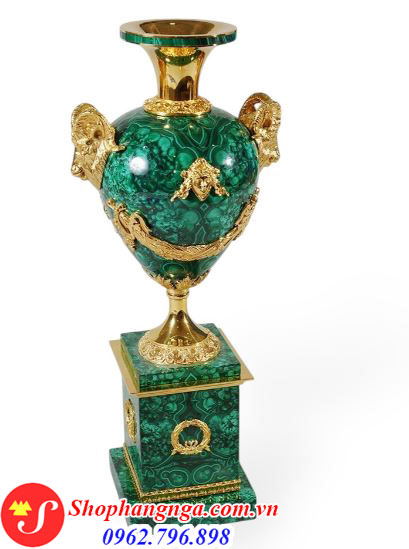 Chiếc bình hoa trên bệ đá malachite