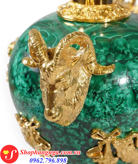 Chiếc bình hoa trên bệ đá malachite