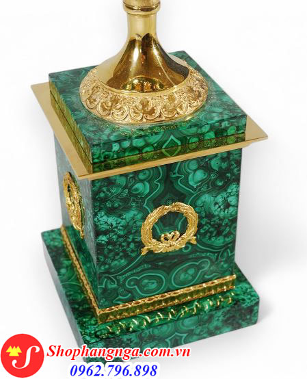 Chiếc bình hoa trên bệ đá malachite