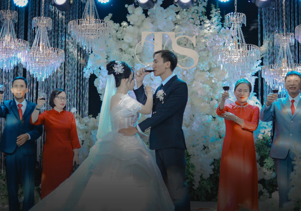 nghi thức uống rượu giao b&ocirc;i