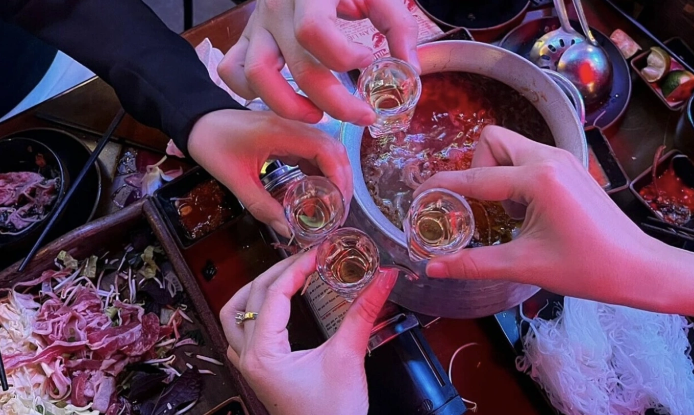 C&aacute;ch r&oacute;t rượu v&agrave; n&acirc;ng ly