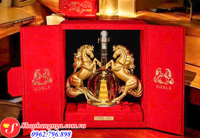 Chai Rượu Con Ngựa Noble 2026 Song Mã Ôm Châu