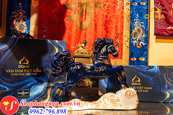 Rượu hình con ngựa bằng sứ Doha