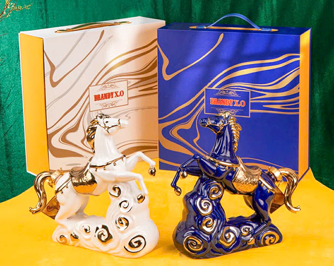 Rượu hình con ngựa bằng sứ