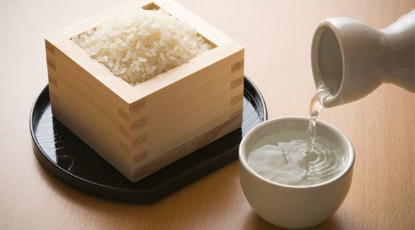 So s&aacute;nh rượu gạo v&agrave; rượu nếp