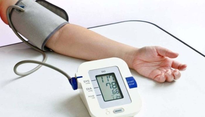 Tặng máy đo huyết áp cho người lớn tuổi