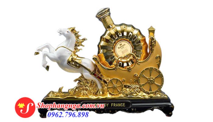 Kệ ngựa 2026 và chai rượu XO Brandy France