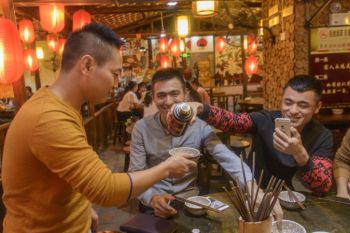 Ganbei là gì? Toàn tập về quy tắc bàn tiệc Trung Quốc