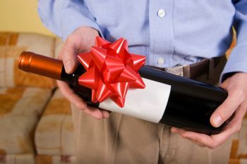 Rượu tặng bố vợ: Cách chọn và top 10 lựa chọn chuẩn mực
