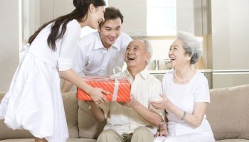 Top 10+ món quà Tết cho người lớn tuổi ý nghĩa nhất